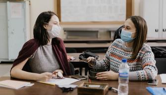 Scuola, grazie alle nuove regole in 4 classi su 10 si è tornati prima in presenza. Ma è stato un weekend di “corsa al tampone”