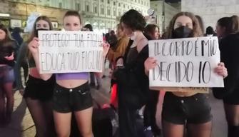 Studentesse a Roma manifestano in metro in top e pantaloncini: "Il corpo è mio decido io"