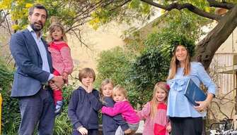 Incinta del sesto figlio si laurea per la seconda volta