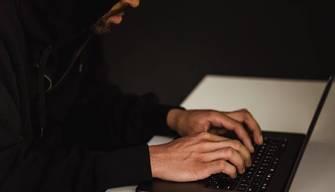 Si finge studente e "ruba" 1,4 milioni di dollari in borse di studio e prestiti