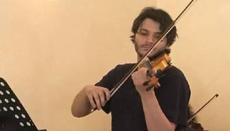 Gianfrancesco a 23 anni vince il concorso e insegna il violino a scuola