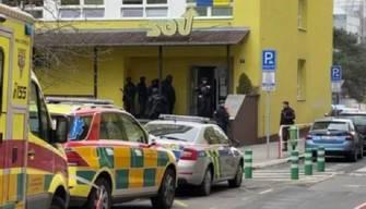 Bocciato all’esame, si presenta a scuola e uccide l’insegnante a colpi di machete