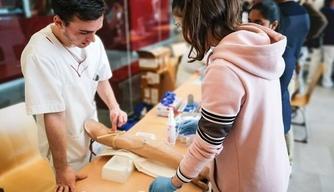 Prelievi, sondini e manovre di soccorso: al Professional Day di Humanitas University aspiranti infermieri simulano un giorno in corsia