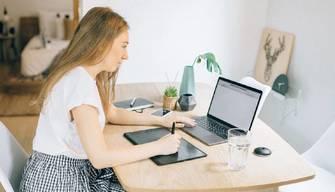 Si laurea in Italia ma discute la tesi dall'Ucraina, per la studentessa il massimo dei voti e tanta emozione