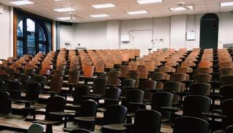 Pagano la vacanza al professore per la promozione agli esami