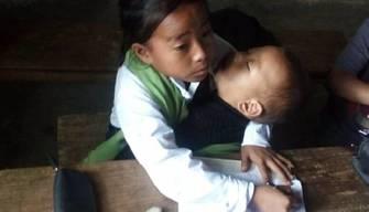 Studentessa "baby sitter" va in classe con la sorellina di pochi mesi