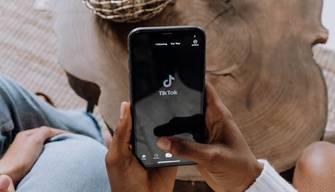 Sospese per 10 giorni le studentesse che avevano dato fuoco al banco per TikTok