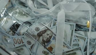 Studente trova uno zaino con 2mila euro all’autolavaggio: contatta il proprietario e lo restituisce