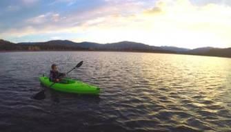 Non c'è il bus per andare a scuola, bimbo fa 6 chilometri in canoa ogni mattina