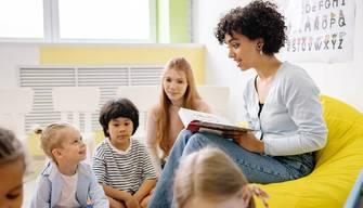 Maestra chiede ai bambini di disegnare l'inferno con i compagni che vogliono morti: scoppia la bufera