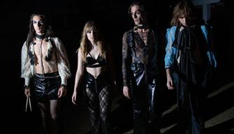 I Måneskin sventolano la bandiera dell'Ucraina a Verona