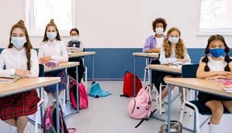 Ritorno a scuola 2022: a settembre stop alle mascherine in classe e al distanziamento, prof no vax in classe. La Dad scompare...