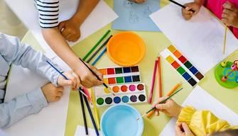 Sta alla scuola dell'infanzia ma ha 6 anni: è l'unico obbligato a portare la mascherina