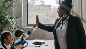 Stop alle chat tra prof e studenti e famiglie? Il Ministro Bianchi contrario: "Trovare le giuste forme di comunicazione"