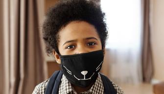 Mascherine obbligatorie per i bambini dai sei anni: scoppia il caso sulla nuova norma a scuola