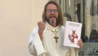 Finto prete va a scuola per fare un esorcismo contro le carriere alias: studenti in rivolta