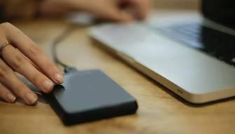 Power bank esplode in classe: otto feriti. Paura in un istituto alberghiero a Milano