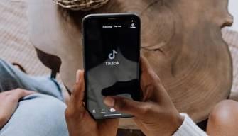 Parlare in corsivo su TikTok: cosa vuol dire e com'è nato il trend