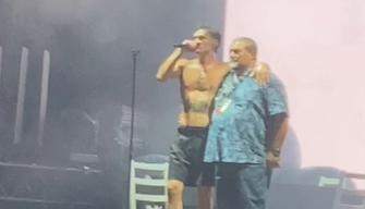 Blanco fa salire il papà sul palco: "Colui che c'è sempre stato, che dall'inizio ha creduto in me"