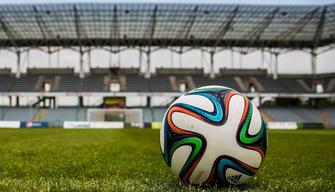 Il post del preside del Liceo sulla guardalinee ferita: “Se fosse stata in cucina a preparare tagliatelle, non si sarebbe fatta male"