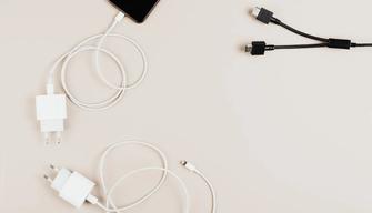 Perché Apple e Samsung non vendono il caricatore insieme allo smartphone?