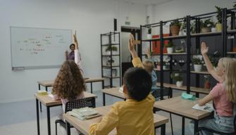 Dà della svalvolata alla prof durante la lezione, il giudice: "Offendere un docente non è reato"