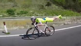 L'incredibile video del ciclista che si sdraia sul sellino e supera tutti