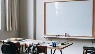 Prof taglia una ciocca di capelli a una studentessa iraniana: cosa è successo