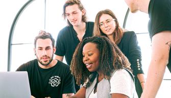 Guida semplice alle elezioni 2022: le proposte dei programmi politici su giovani e lavoro