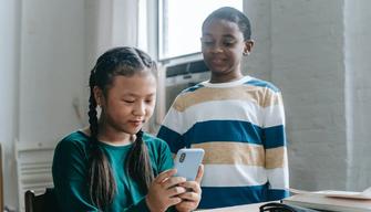 Stop agli smartphone porta a più movimento e meno problemi tra gli studenti: l'esperimento di una scuola di Sidney