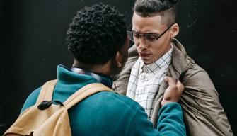 Alunno picchiato da un compagno a scuola: la sua foto diventa virale tra gli studenti