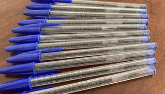 Università, incide il testo dell'esame di diritto sulle penne per copiare
