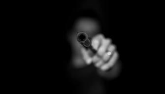 Litiga con studente a Napoli, ragazzo spara con pistola a salve