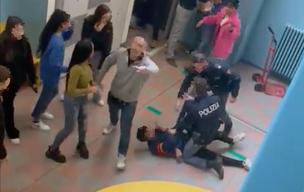 Litigano a scuola, interviene la polizia e immobilizza uno studente