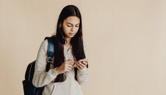 Si rifiuta di consegnare smartphone al prof e prende una nota: baruffa con i familiari e arriva la polizia