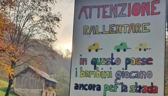 “Rallentare, in questo paese i bambini giocano ancora per strada”: il cartello diventa virale
