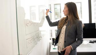 Sospesa la prof che fumava con gli alunni, lei fa ricorso al Tar