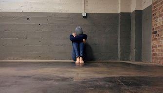 A 14 anni costretta a non andare a scuola per chiedere l'elemosina e fare i lavori domestici