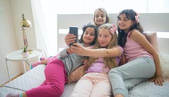 Solo cellulari senza internet fino alla terza media: la decisione di più di 200 genitori