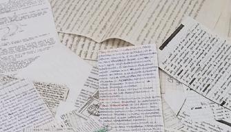 Prof va in pensione ma prima ritrova i "bigliettini" sequestrati durante i compiti in classe