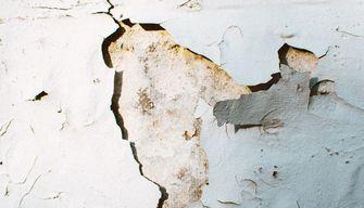 Crolla ancora un soffitto a scuola: le vacanze di Natale salvano gli studenti