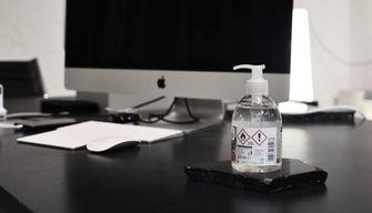 Danno fuoco al gel igienizzante nel bagno della scuola: uno studente rimane ustionato