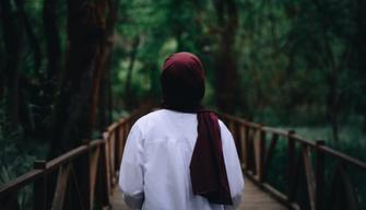 Si toglie il velo a scuola per protesta: studentessa iraniana muore dopo l'arresto a 14 anni