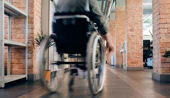 Studente disabile non può andare in bagno perché manca assistenza, i compagni scioperano