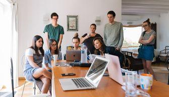 Le 25 professioni in ascesa su LinkedIn: dagli specialisti della sostenibilità agli esperti di cybersecurity, fino ai farmacisti