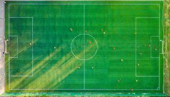 L'arbitro dà calcio di rigore per errore, il capitano 15enne lo sbaglia apposta