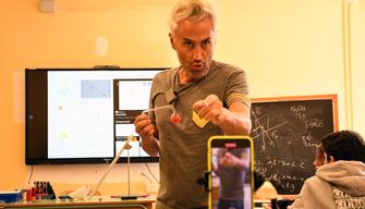 Vincenzo Schettini di La Fisica che ci piace: "La canzone di Vasco 'Sally' parla di Fisica". Il cantante lo condivide sui social