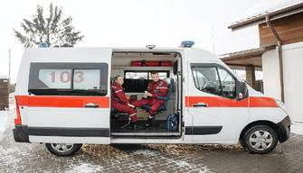 Arriva l'ambulanza a sirene spiegate ma scendono i TikToker: sono gli ospiti dell'inaugurazione di un negozio