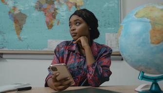 Preside vieta il cellulare in classe anche a professori e ATA