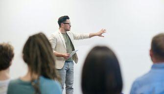 Alaa è docente di ruolo a 22 anni: “La mia è una storia di speranza, a fronte di tanti lavoratori precari, paghe da fame, lavoro che manca”